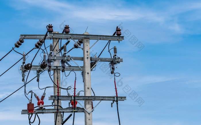三相电权力为转移权力电网格电权力为支持制造业行业高电压电波兰人和线行对蓝色的天空和白色云