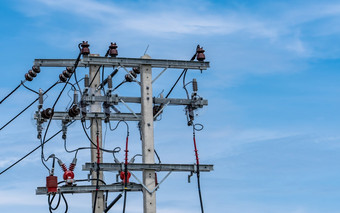 三相电权力为转移权力电网格电权力为支持制造业行业高电压电波兰人和线行对蓝色的天空和白色云