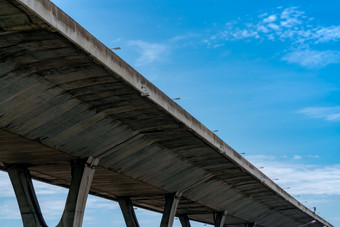 底视图升高混凝土高速公路天桥混凝土路路立交桥结构现代高速公路运输基础设施混凝土桥工程建设桥体系结构