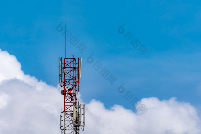 电信塔与蓝色的天空和白色云工人安装设备电信塔沟通技术电信行业移动电信网络