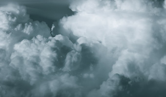 白色毛茸茸的云黑暗天空软触摸感觉就像棉花狂风暴雨的天空之前下雨美自然的结合雨云之前雨特写镜头集团云纹理背景