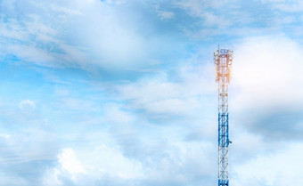 电信塔与清晰的蓝色的天空背景天线蓝色的天空广播和卫星波兰沟通技术电信行业移动电信网络技术