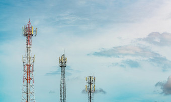 电信塔与蓝色的天空和白色云天线蓝色的天空广播和卫星波兰沟通技术电信行业移动电信网络技术