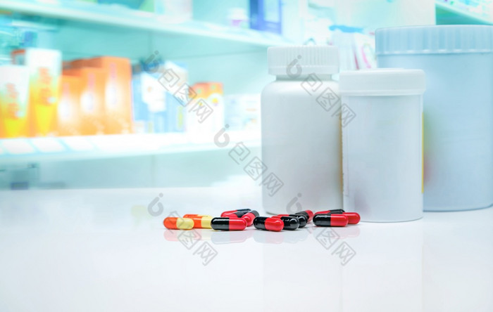 胶囊药片与药物瓶白色计数器模糊药物显示架子上药店药店商店背景制药行业健康哪和医学概念处方药物