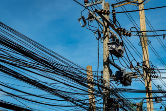 三相电权力为转移权力电网格电权力为支持制造业行业高电压电波兰人与线行和电缆行对蓝色的天空