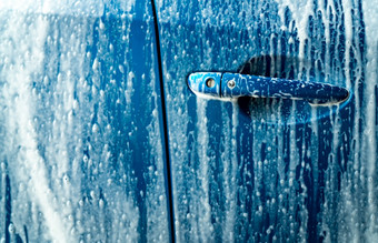 蓝色的车洗与白色肥皂泡沫汽车哪业务车清洁和闪亮的之前打蜡服务车辆清洁服务与防腐剂和消毒冠状病毒新冠病毒洗车