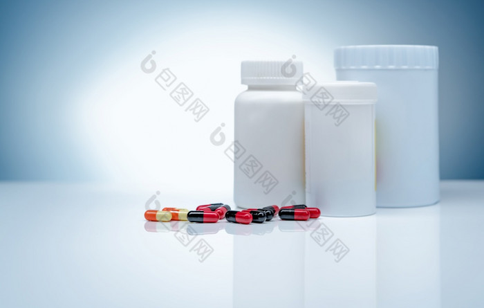 抗生素胶囊药片和空白标签塑料药物瓶梯度背景制药行业抗生素药物电阻抗菌胶囊药片制药制造业