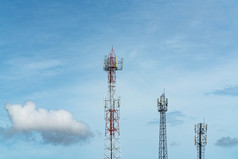 电信塔与蓝色的天空和白色云天线蓝色的天空广播和卫星波兰沟通技术电信行业移动电信网络技术
