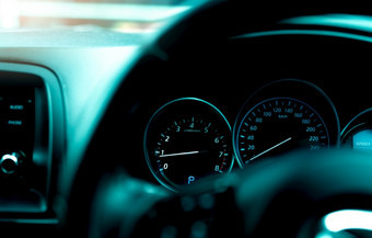 车指示板室内视图车仪器面板与转速表和速度计视图从操舵轮rpm计和速度计车引擎指示器特写镜头指示板与汽车光