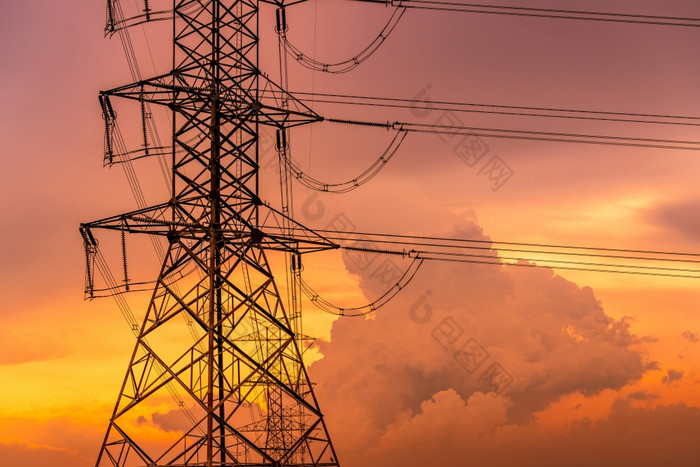 高电压电桥塔和电线与日落天空电波兰权力和能源概念高电压网格塔与线电缆美丽的金日落天空和毛茸茸的云