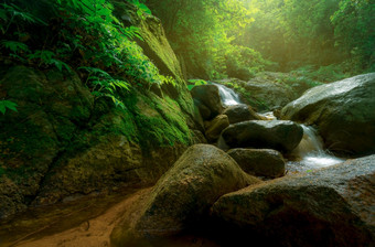岩石石头<strong>瀑布</strong>美丽的<strong>瀑布</strong>丛林<strong>瀑布</strong>热带森林与绿色树和阳光<strong>瀑布</strong>流动丛林自然背景绿色季节旅行泰国