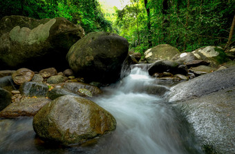 岩石石头<strong>瀑布</strong>美丽的<strong>瀑布</strong>丛林<strong>瀑布</strong>热带森林与绿色树和阳光<strong>瀑布</strong>流动丛林自然背景绿色季节旅行泰国