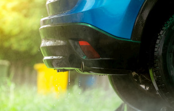 蓝色的车洗与水汽车哪业务车与滴水后清洁与高压力水喷雾车清洁服务户外车辆清洁服务与防腐剂