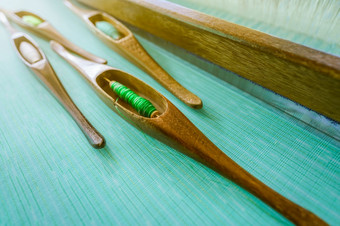 绿色纱编织航天飞机工具编织机纺织织物织编织使用传统的编织织机和航天飞机纺织布生产泰国绿色手工制作的布