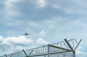 <strong>飞机</strong>飞行蓝色的天空和白色云以上金属栅栏航空业务<strong>商业飞机</strong>空气运输栅栏为安全和安全航空业务旅行<strong>飞机</strong>