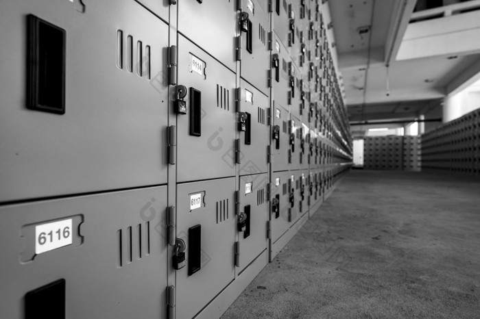 的角度来看视图储物柜与锁和编号白色标签储物柜房间储物柜为安全和安全存储行储物柜与锁着的通过背景走廊储物柜房间