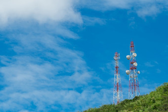 电信塔山和绿色树与蓝色的天空天线蓝色的天空广播和卫星波兰沟通技术电信行业移动电信网络