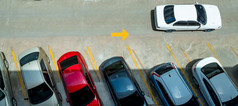 前视图车停混凝土车停车很多与黄色的行交通标志的街以上视图车行停车空间可用停车槽外车停车区域