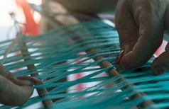 女人工作编织机为织手工制作的织物纺织编织编织使用传统的手编织织机棉花链纺织布生产泰国亚洲文化