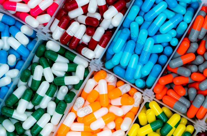前视图抗生素胶囊药片塑料托盘抗生素药物电阻药店产品医疗保健和医学完整的框架红色的蓝色的绿色黄色的橙色和灰色的胶囊药片
