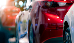 模糊红色的和白色车停行汽车行业电车辆全球市场概念模糊照片特写镜头拍摄新红色的闪亮的车横幅为汽车哪和清洁业务
