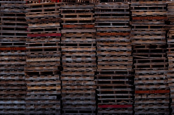 桩老木托盘工业木托盘堆放工厂仓库货物和航运概念木托盘架为出口交付行业木托盘存储仓库工厂