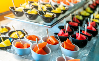 热带水果自助餐事件餐厅餐饮食物新鲜的木瓜西瓜和菠萝片小碗压碎冰奢侈品表格宴会服务水果自助餐餐饮概念