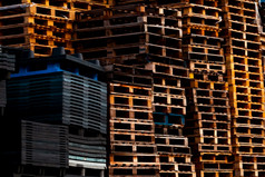 桩老木托盘工业木托盘堆放工厂仓库货物和航运概念木托盘架为出口交付行业木托盘存储仓库工厂