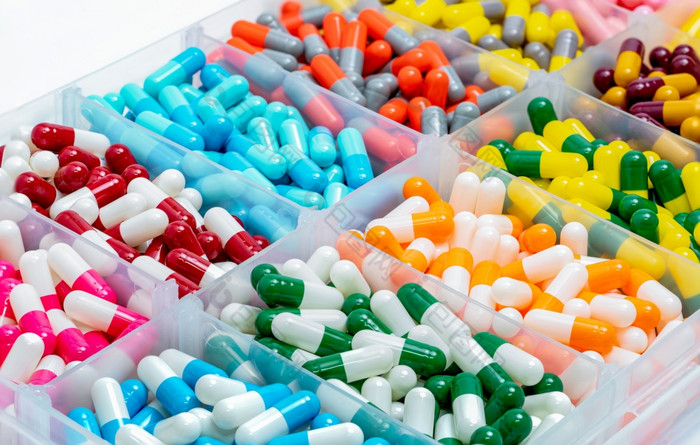 色彩斑斓的胶囊药丸塑料盒子制药行业药店药店产品药物的相互作用医疗保健和医学背景明亮的颜色胶囊药片塑料托盘