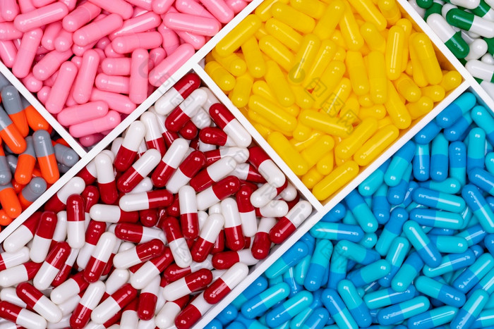 前视图色彩斑斓的胶囊药片塑料托盘制药行业医疗保健和医学药物生产制药学概念维生素和补充胶囊明亮的颜色胶囊