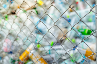 模糊照片桩空水塑料瓶网栅栏回收本塑料瓶浪费为回收回收业务塑料浪费管理减少和重用塑料宠物垃圾