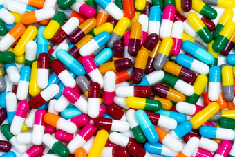 前视图色彩斑斓的胶囊药片完整的框架桩明亮的颜色胶囊药片制药行业制药产品为医疗保健药物发展概念健康预算和政策
