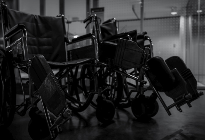 空轮椅医院晚上为服务病人和禁用人医疗设备医院为援助残疾老人椅子与轮子为病人哪护理首页