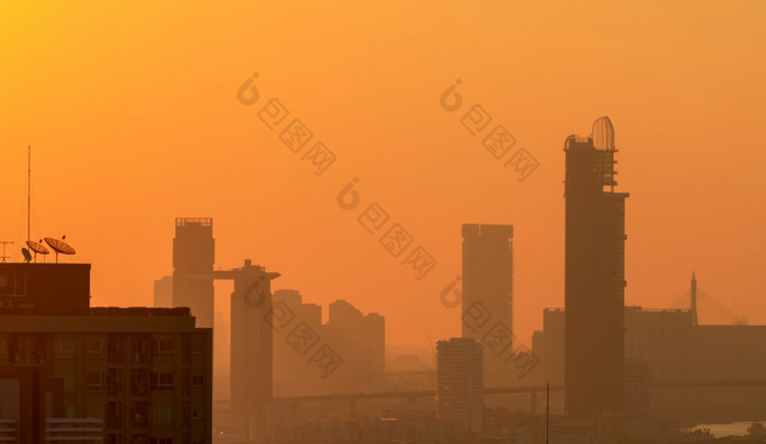 空气污染曼谷泰国烟雾和细灰尘覆盖城市的早....与橙色日出天空城市景观与被污染的空气脏环境城市有毒灰尘不健康的空气