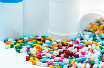 堆抗生素胶囊与塑料瓶抗生素药物电阻概念抗生素药物过度使用和聪明的使用概念制药行业药店产品处方药物