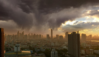 城市景观与摩天大楼<strong>建筑</strong>早....<strong>阳光</strong>通过的天空与灰色的云黄浦江城市与金日出城市现代<strong>建筑</strong>拥挤的与业务和金融中心<strong>建筑</strong>