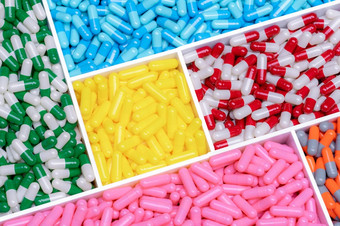 以上视图胶囊药片塑料盒子多彩色的胶囊药片维生素和补充概念制药行业药店产品医疗保健和医学制药制造业