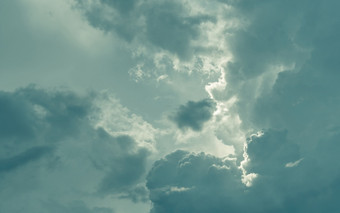 灰色的天空和毛茸茸的云与阳光多云的天空希望黑暗一天阴天空背景为抑郁和伤心伤心和喜怒无常的天空自然背景Cloudscape阳光后面云