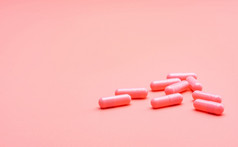 粉红色的胶囊药片粉红色的背景情人节rsquo一天概念药片爱治疗和哪为爱快乐情人节rsquo一天药店背景制药行业健康和医学