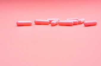 粉红色的胶囊药片粉红色的背景情人节rsquo一天概念药片爱治疗和哪为爱快乐情人节rsquo一天药店背景制药行业健康和医学