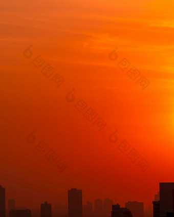 城市的早....与红色的日出天空和烟雾<strong>空气</strong>污染城市景观与被污染的<strong>空气</strong>城市<strong>有毒</strong>灰尘不健康的<strong>空气</strong>不健康的生活气候改变概念环境污染