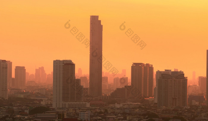 空气污染烟雾和细灰尘覆盖城市的早....与橙色日出天空城市景观与被污染的空气脏环境城市有毒灰尘不健康的空气城市不健康的生活