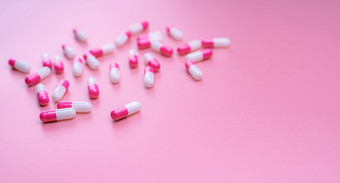 粉红抗生素胶囊药丸传播粉红色的背景药店横幅抗生素电阻概念药片和爱概念制药行业药店和健康保险业务