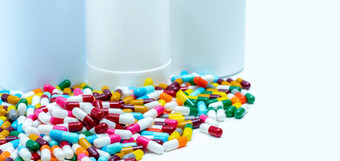 桩色彩斑斓的抗生素胶囊药片模糊塑料药物瓶抗生素药物电阻概念抗生素药物聪明的使用药物的相互作用制药行业复方用药