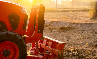 橙色拖拉机停大米农场夏天早....与阳光农业机械农业农场聪明的农业概念车辆农场劳动储蓄机械设备为种植园
