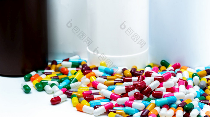 桩色彩斑斓的抗生素胶囊药片模糊塑料药物瓶抗生素药物电阻抗生素药物过度使用制药行业复方用药抗菌药物明亮的药片