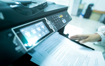 办公室工人打印纸多功能激光打印机复制打印扫描和传真机办公室现代打印技术复印机文档和纸工作扫描仪秘书工作