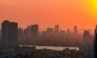 城市景观与被污染的空气空气污染烟雾和细灰尘覆盖城市的早....与橙色天空环境问题大城市有毒细灰尘不健康的空气城市不健康的生活