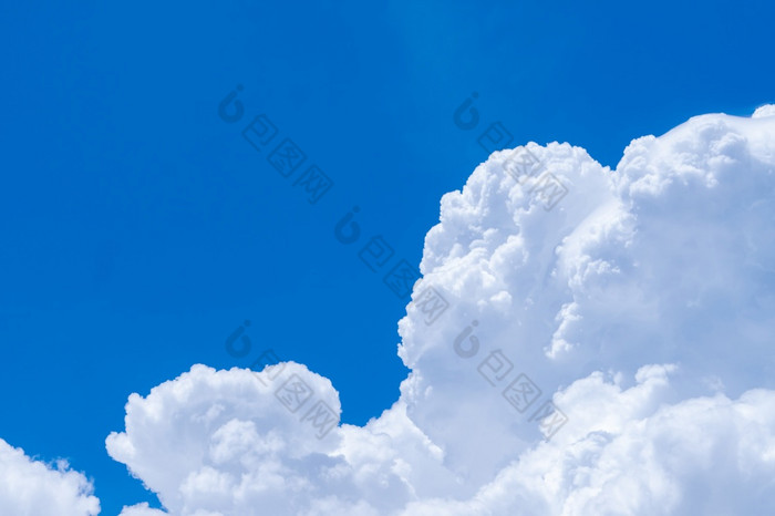 白色毛茸茸的云蓝色的天空软触摸感觉就像棉花白色蓬松的Cloudscape与空间为文本美自然特写镜头白色积云云纹理背景天空阳光明媚的一天