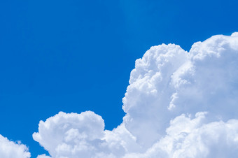 白色毛茸茸的云蓝色的天空软触摸感觉就像棉花白色蓬松的Cloudscape与空间为文本美自然特写镜头白色积云云纹理背景天空阳光明媚的一天